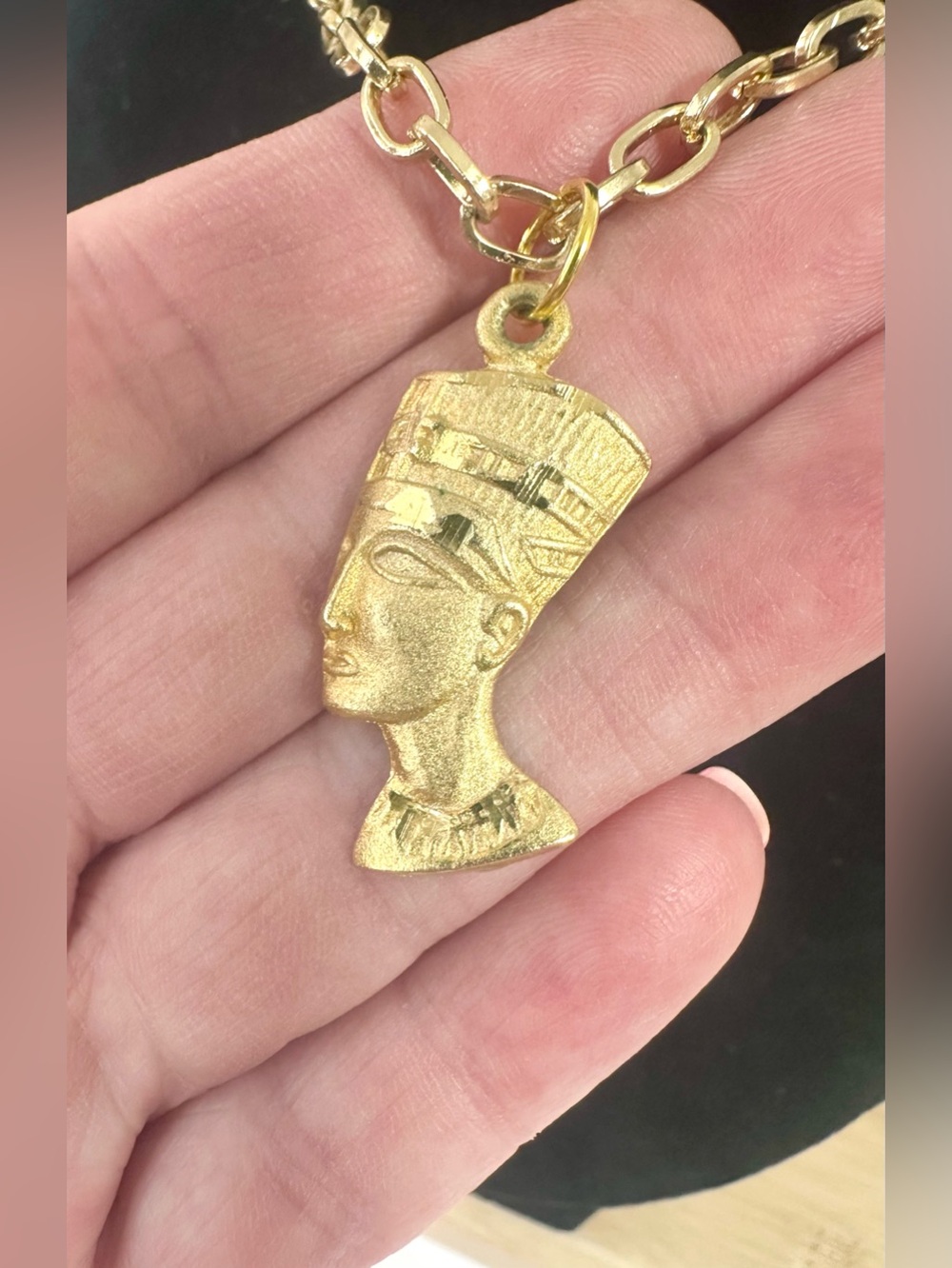 💛Gold Tone Nefertiti Pendant Necklace